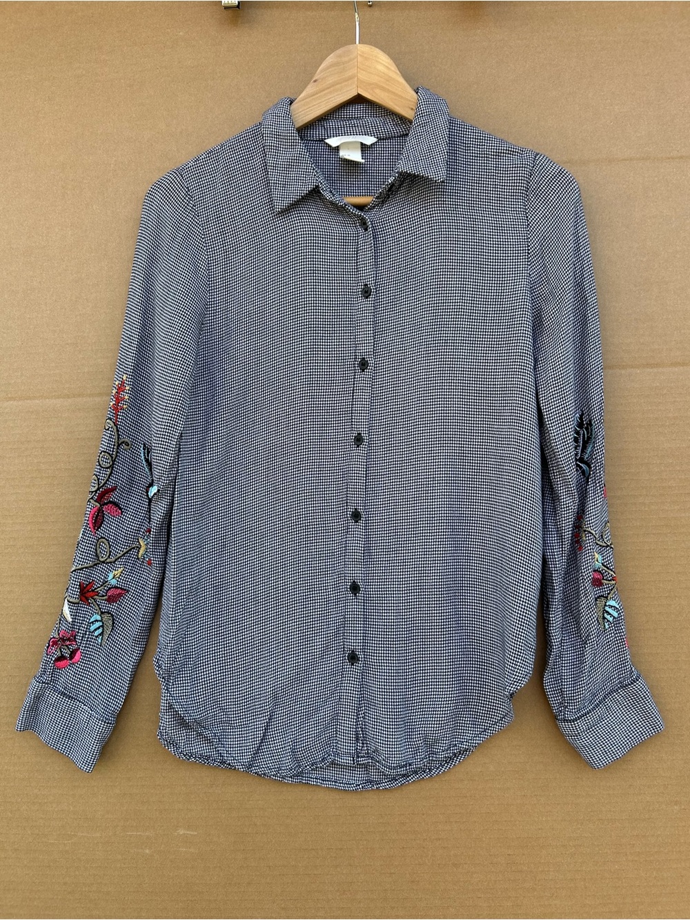 H&M Embroidered Floral Shirt Sz 6 Women’s Micro Check Button Artsy Black White